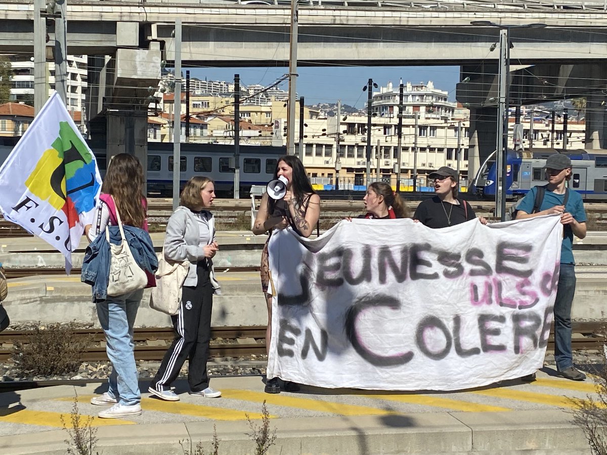 « La jeunesse en colère, le gouvernement s’attaque à nos droits, à notre avenir. Ce 49-3 est un viol démocratique. On est là aussi pour nos parents, nos grands parents. Nous sommes piétinés alors que c’est nous l’avenir de ce pays. On va tout bloquer » promet Carine Ghiringhelli