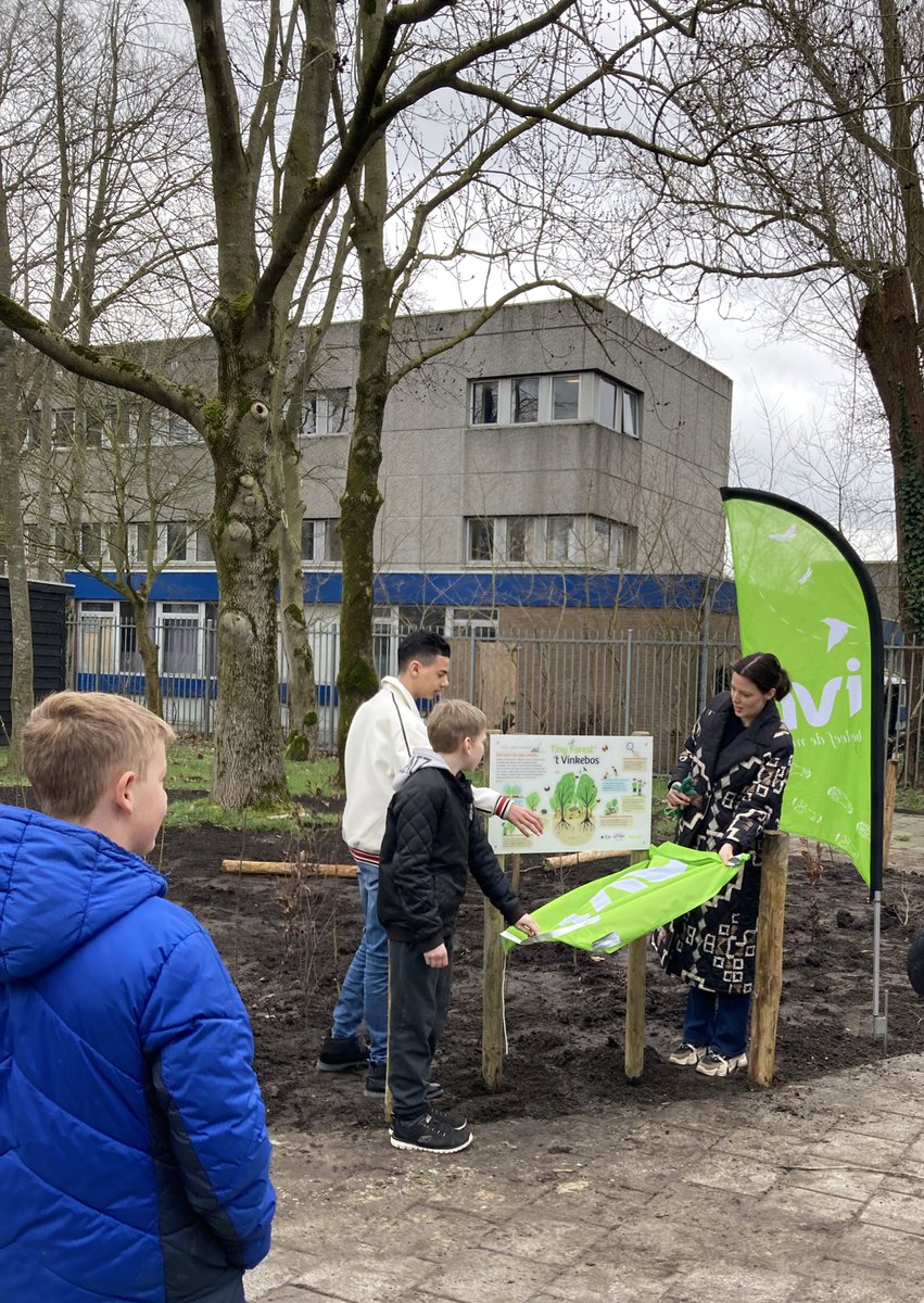 RoelkeHNienhuis's tweet photo. Vanmorgen heeft wethouder @MirjamWijnja de 4e #TinyForest in @gem_groningen geopend samen met leerlingen van #DeDunk in #Vinkhuizen De wijk is een Vinkebos rijker. Het schoolplein wordt verder vergroent vanuit #Steenbreek 👍 samenwerking met @IVNRegioNoord en @DolmansGroup https://t.co/1BlqG3bkmZ