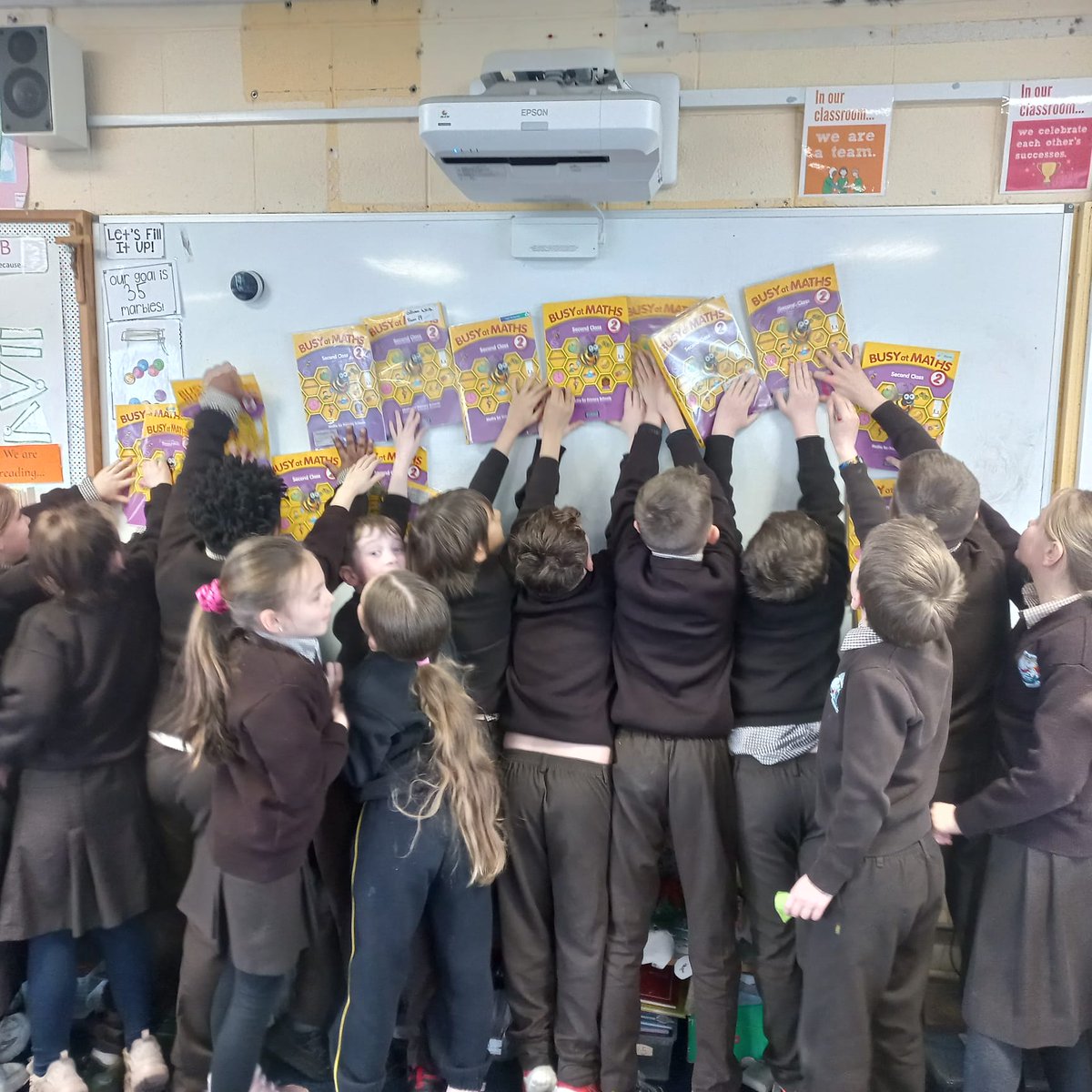 MsKellyScoilIde's tweet photo. ๐๐'Teacher what are seven nines?'๐๐งโ๐
Armed with post-its & curiosity, this second class discovered the formula for flat surface area.๐โจ
And that's not all, they repurposed their maths book to measure the whiteboard too! #LearningThroughDiscovery @PDSTPrimarySTEM https://t.co/QkDP0dMYTF