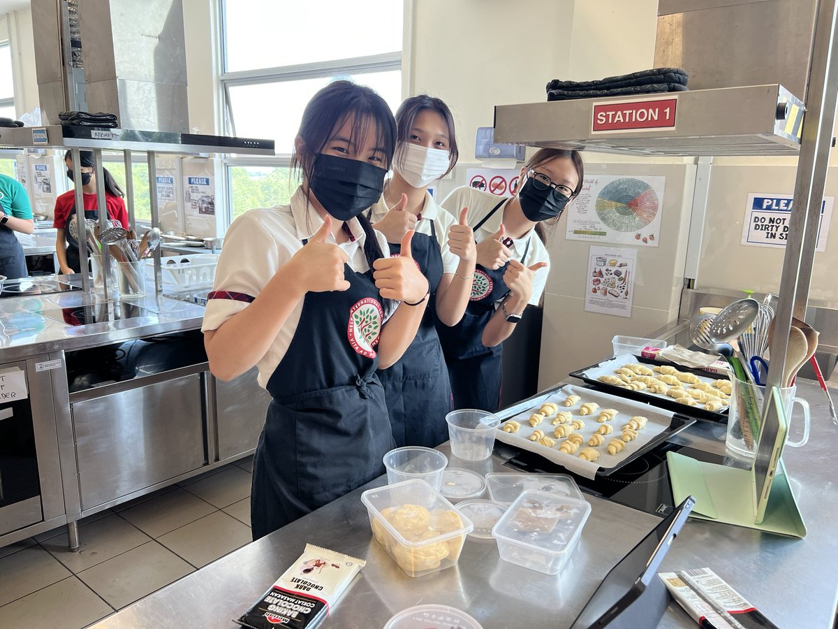 Rupkaur19's tweet photo. Year 10 students engaged in an exciting project, delving into the activity of yeast through the art of bread making. This hands-on learning experience has resulted in the acquisition of a multitude of valuable skills, all gained through the course of a single lesson. https://t.co/WJOotJk6fb