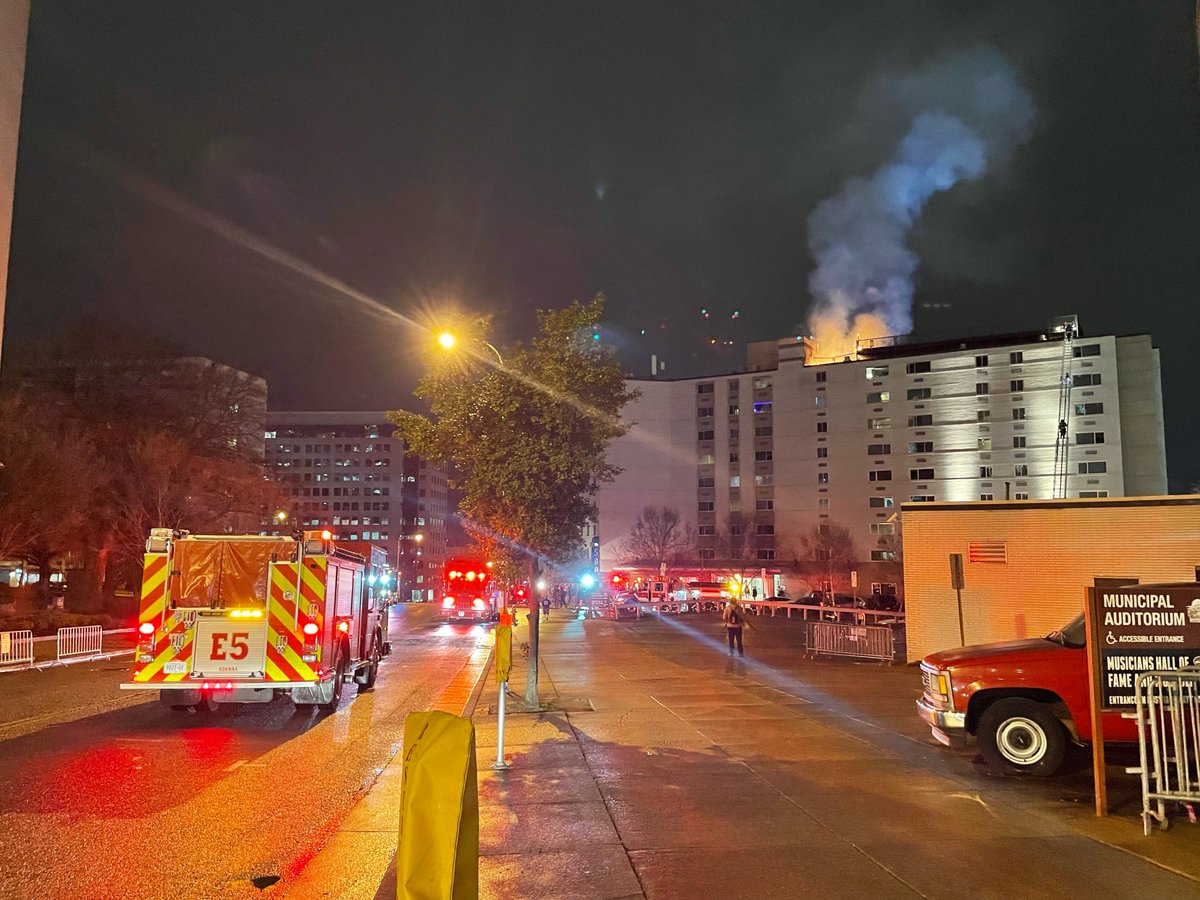 BREAKING: <a href="/SydneyASnow/">Sydney Snow</a> is LIVE in downtown Nashville where a building is on fire.