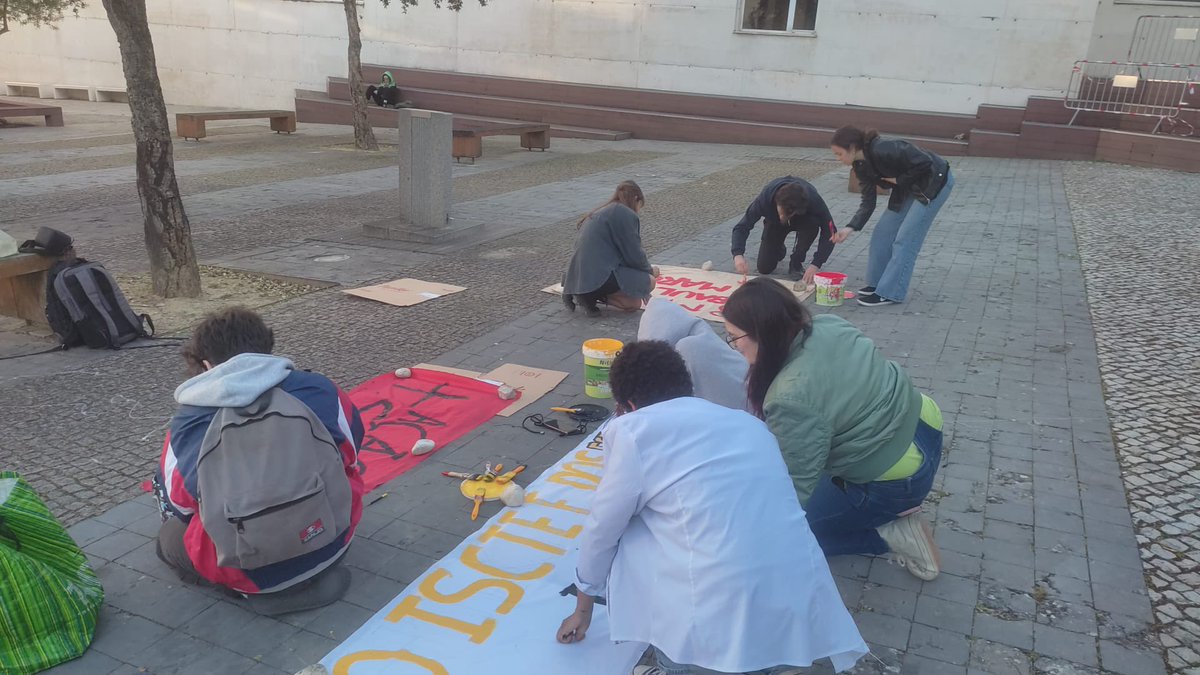 Por todo o lado prepara-se o Dia Nacional de Luta! Pintura de faixas dos estudantes do Iscte