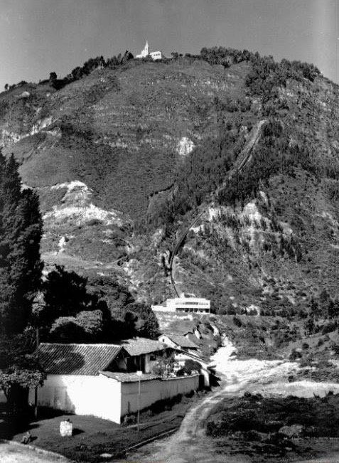 marcelabay's tweet photo. Me gusta la fotografía del año 1953, una parte de los cerros de #Bogotá, se nota lo deforestados que estaban, al comparar con su estado actual, su recuperación es orgullo Bogotano. @historia_bogota @Bogota #Bacata “Cercado fuera de labranza” “Dama de lo Andes” @AcueductoBogota https://t.co/ZSs3YtKylX