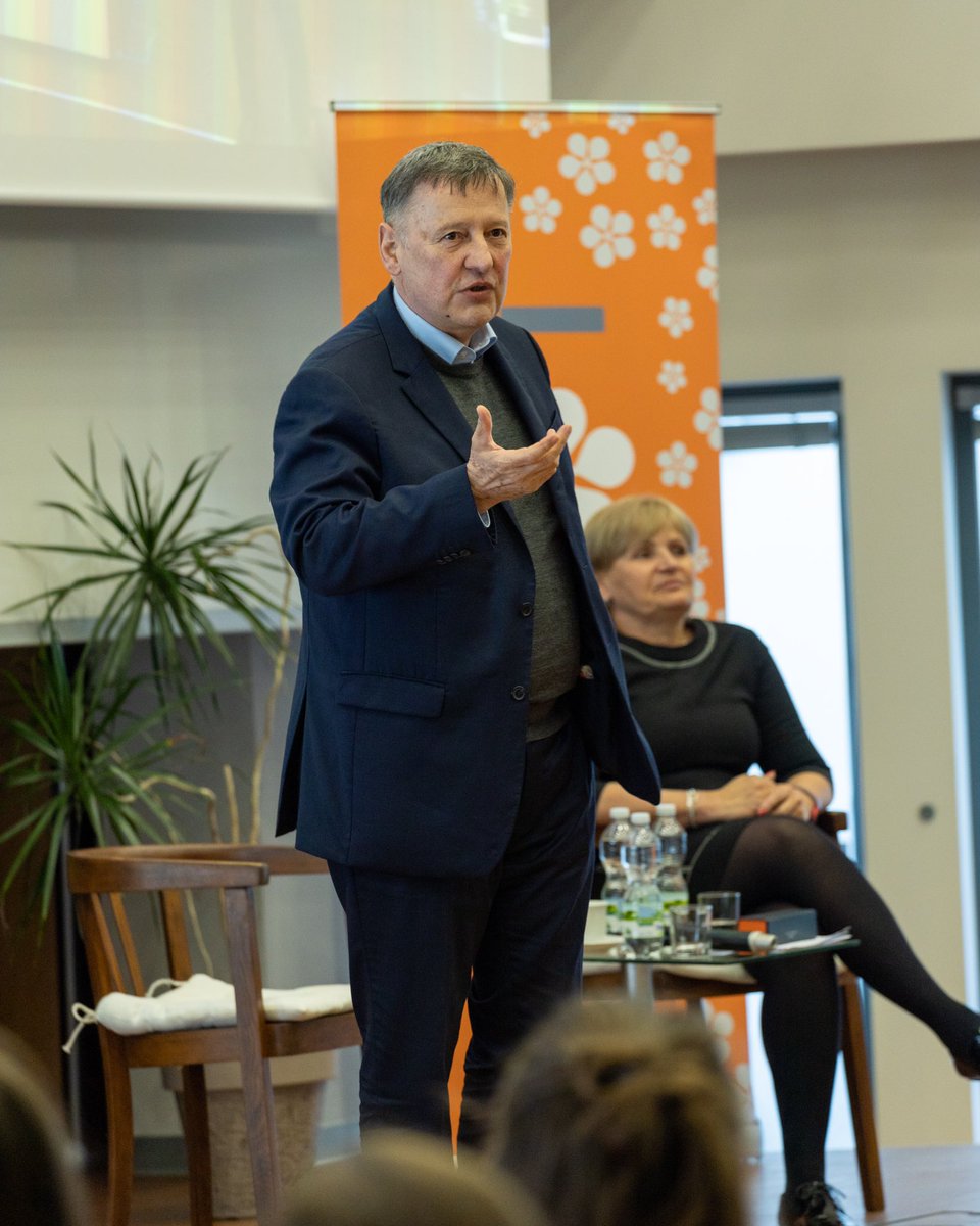 Děkujeme <a href="/VladimirBalas/">Vladimír Balaš</a>  z <a href="/msmtcr/">MŠMT</a> za návštěvu naší fakulty a za skvělé debaty s našimi studenty a zaměstnanci <a href="/JihoceskaUni/">Jihočeská univerzita</a> !👏