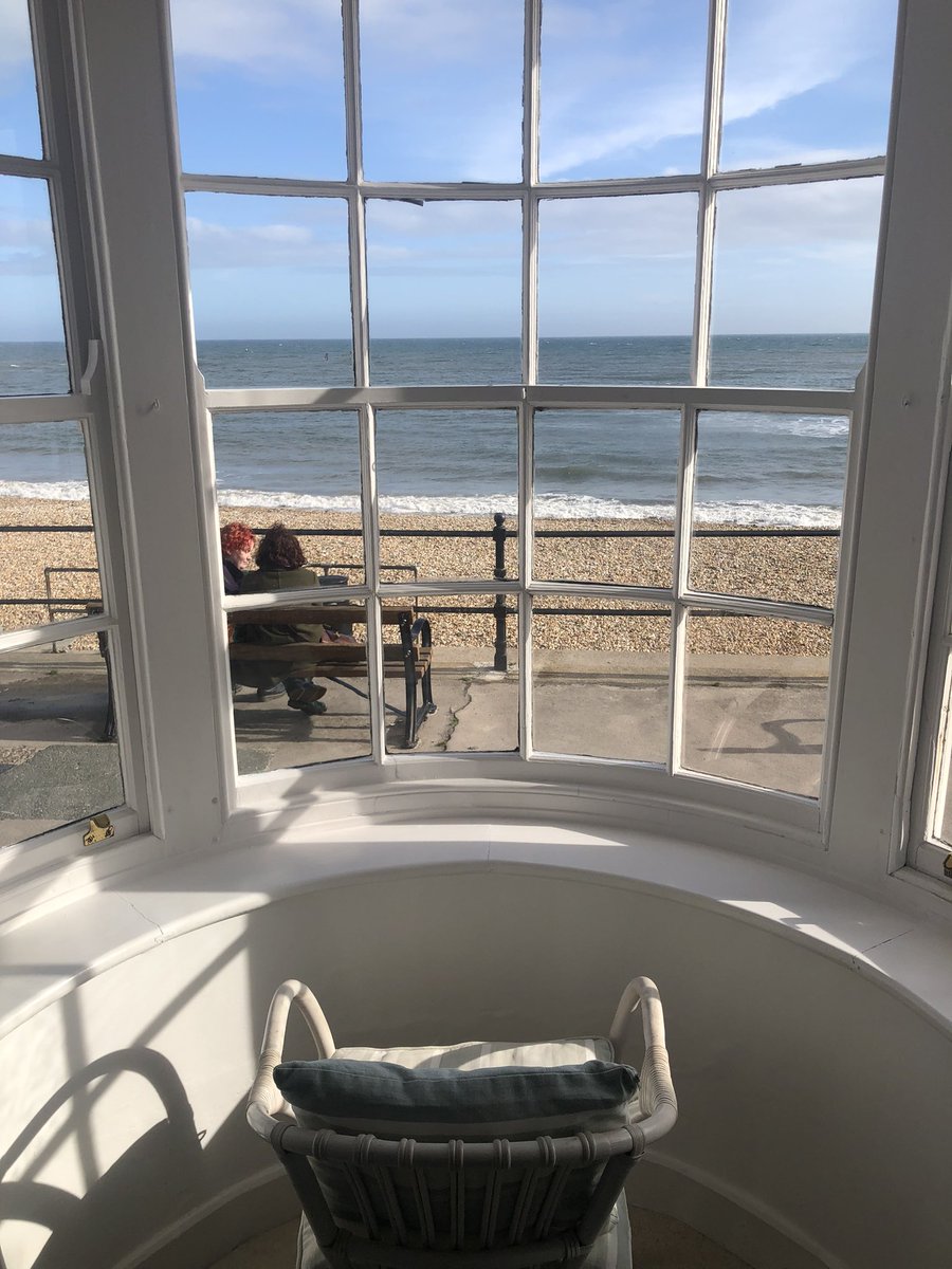 ‘Life may take you down many paths but the best one leads to the beach’ Vikash Kumar ❤️❤️

So lucky to see views like this everyday 😍

#seaview #lymeregis #paradise #ocean #Dorset