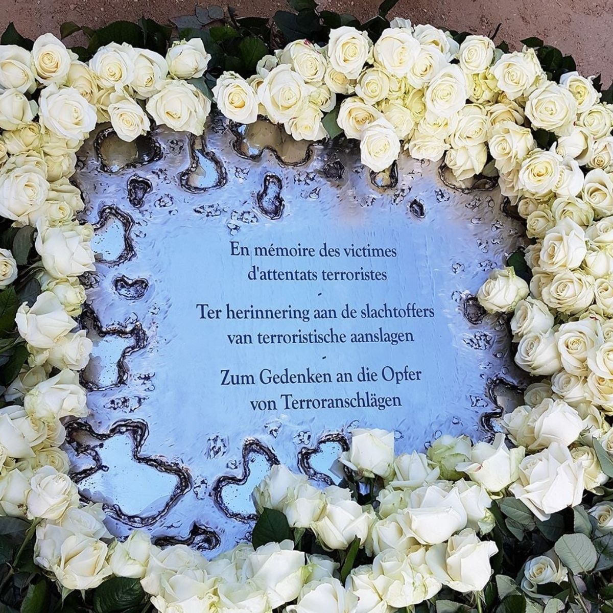 belgiumbe's tweet photo. Lors d'un moment de recueillement, nous avons commémoré les victimes d'actes terroristes en Belgique et les victimes belges d'actes terroristes à l'étranger. Après une minute de silence, des couronnes de fleurs ont été déposées à leur mémoire. https://t.co/ItAwpfIvgJ