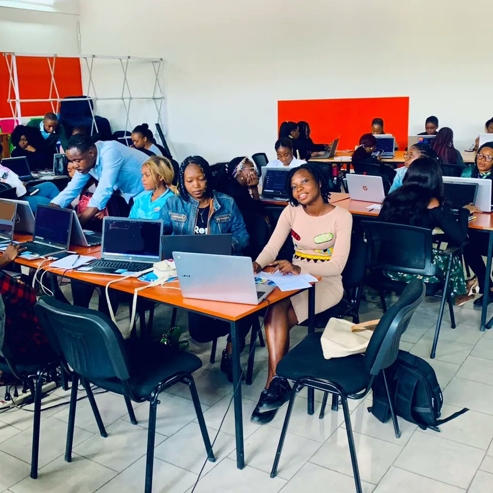 Divineela2's tweet image. #EllesDigitalesRDC 
#AfricanGirlsCanCode 
Day3: Coding C and IA