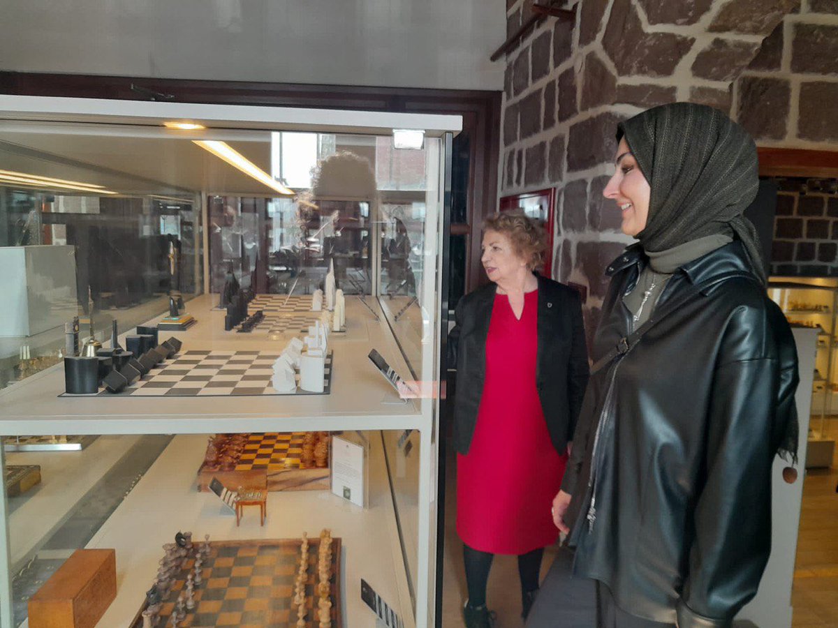 Dün, şehrimizin tarihi dokusunu yansıtan eski bir Ankara evinde kurulmuş olan Satranç müzesi’ni, kurucusu Birten Gökyay hanımla gezdik. 110 ayrı ülkeden getirdikleri takımları incelerken sanat ve kültür üzerinde sohbet edip, kendisinin geniş birikimlerinden faydalandık.