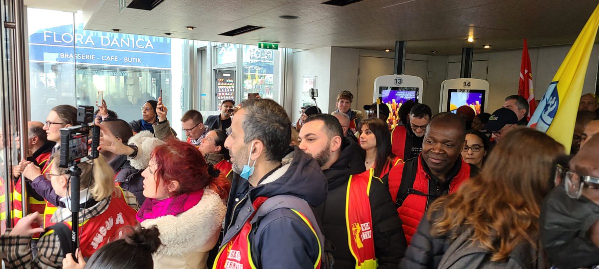 Blocage du McDo des Champs-Elysées ce matin en réaction au passage en force de la #ReformeDesRetraites par le gouvernement. 49-3 ou pas, la démocratie sociale est dans la rue et dans la lutte ! 

#ReformesDesRetraites  #manifestation #greve23mars
