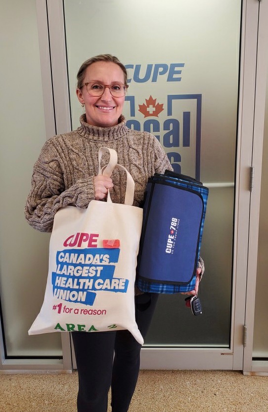 CUPELocal786's tweet photo. Congratulations to Stefanie from West 5th who won a CUPE 786 swag bag for filling out a bargaining survey. @CUPEOntario @OCHU_Healthcare
#proudcupemember #cupe786 https://t.co/ulIKwl7GUO