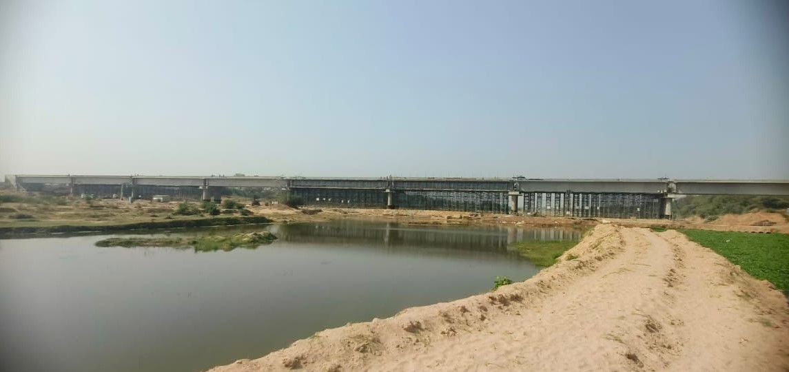 dfccil_india's tweet photo. Important Bridge - 133 on the Western Dedicated Freight Corridor over the Vatrak river (a tributary of the Sabarmati) consisting of 8 span Box girders of 45 metres each in Gujarat’s Kheda district was completed on 21.03.2023. https://t.co/tNXGmvwcw2