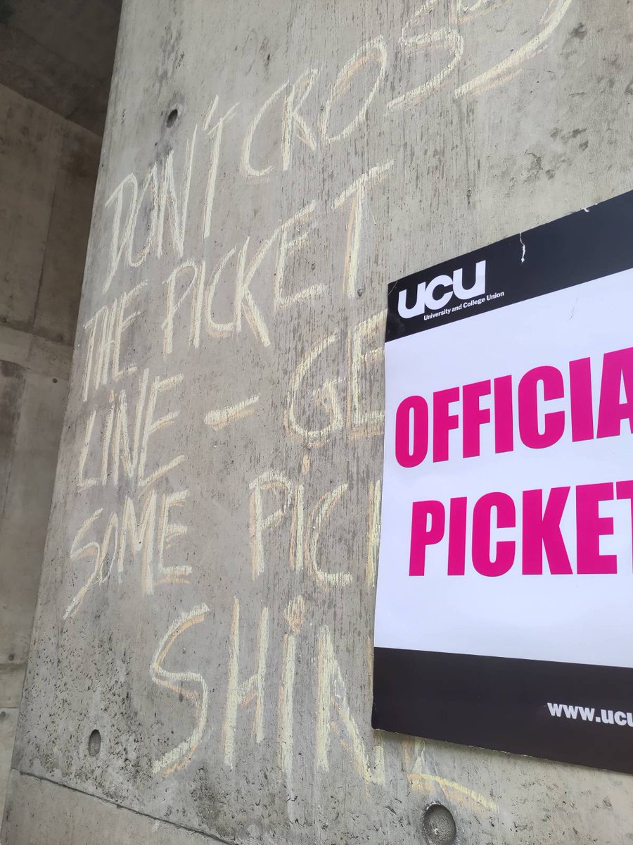 Bellavivat's tweet photo. Chalk is our medium!
#UCL @UCL_UCU staff + students on the picket lines
#UCUstrike #ucuRISING
#StudentsSupportTheStrike
🙌👍👊 https://t.co/Nfc6uENEn0