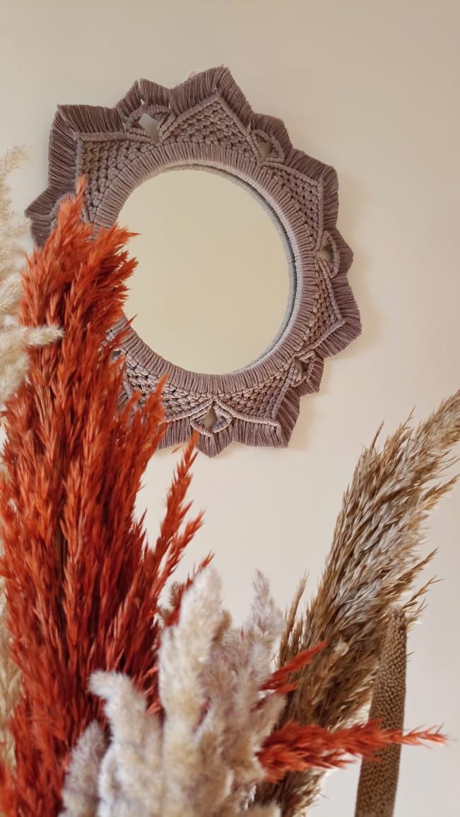 AhdMakrame's tweet photo. ✨ REFLET de l'âme ✨
Le miroir boho chic Reflet de l'âme est plus qu'un simple objet décoratif, c'est un symbole de l'expression personnelle et de la liberté créative. https://t.co/nKkPLzySFK