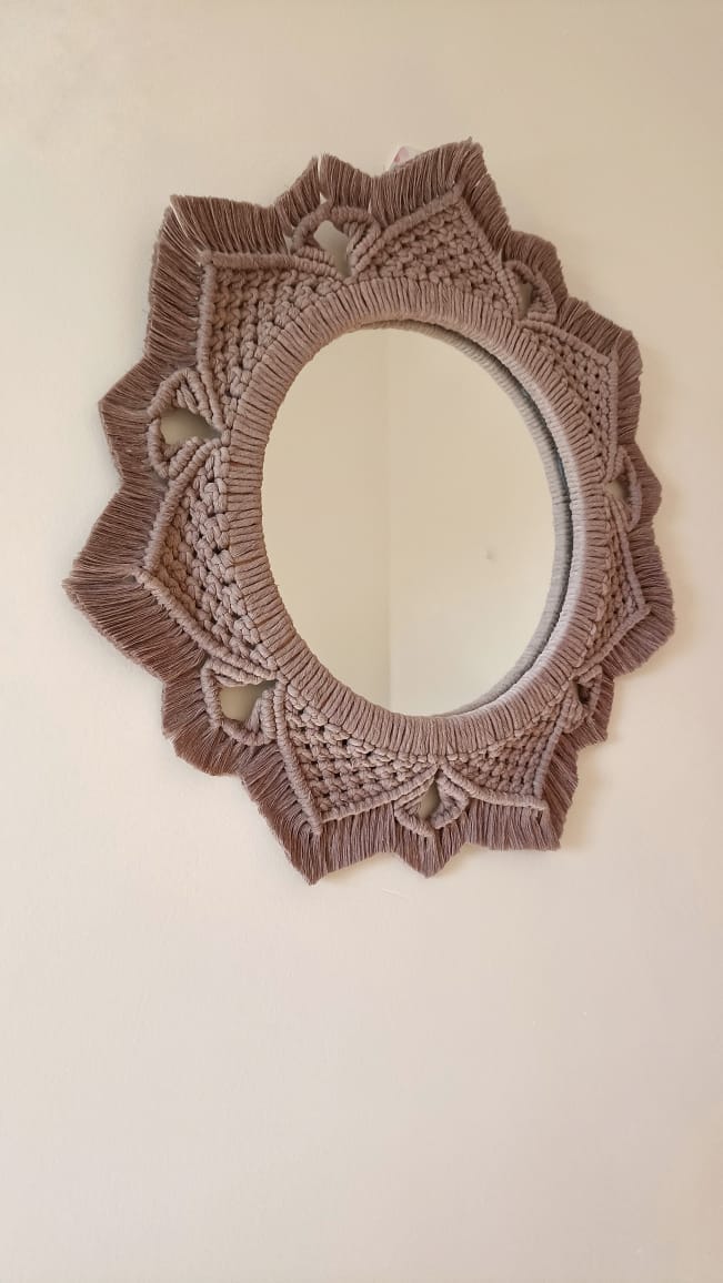 AhdMakrame's tweet photo. ✨ REFLET de l'âme ✨
Le miroir boho chic Reflet de l'âme est plus qu'un simple objet décoratif, c'est un symbole de l'expression personnelle et de la liberté créative. https://t.co/nKkPLzySFK