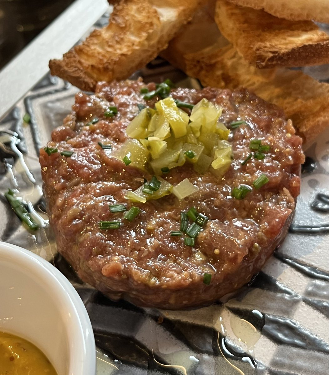 Novedades en nuestra carta!!

🌱Alcachofas confitadas al romescu con sal negra y anacardos

🥩Steak tartar con encurtidos y mezcla de tres mostazas