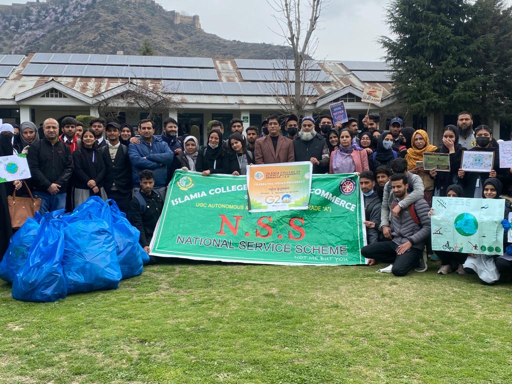 nss_icsc's tweet photo. ISLAMIA COLLEGE OF SCIENCE &amp; COMMERCE, SRINAGAR on 18th of March 2023 (Saturday) along with Principal of the college Prof (Dr.) Sheikh Ajaz Bashir flagged off the event at 10:00am from Campus and highlighted the significance and objectives of ongoing "Cleanliness drive". https://t.co/EKzq6F2FoM