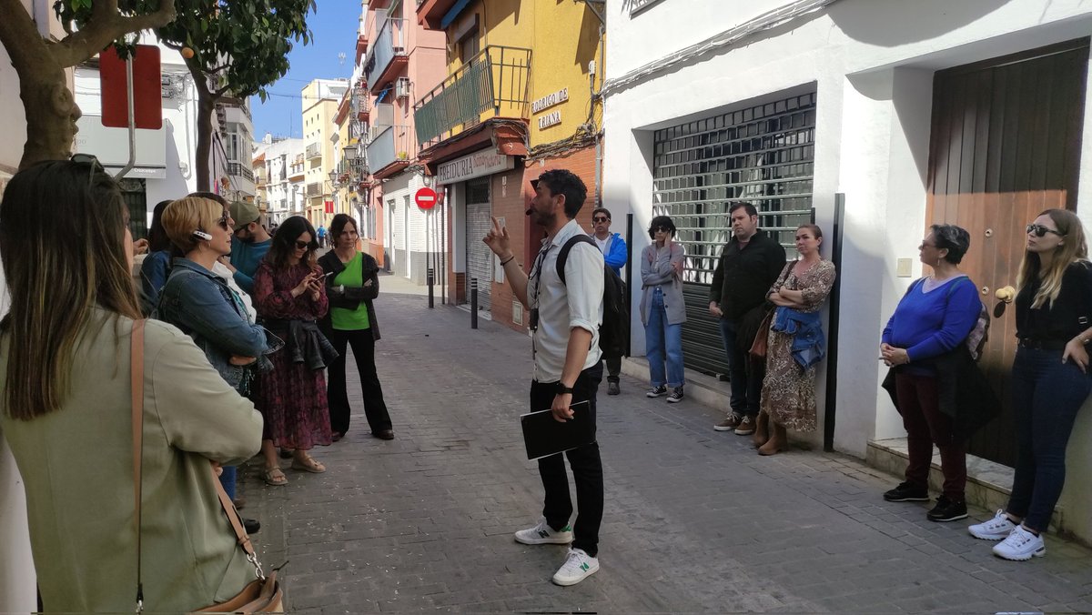 CEPdeSevilla591's tweet photo. Finaliza el curso conocimiento patrimonio histórico y su aplicación did. en @edpermanente con una interesante visita por lugares emblemáticos de Triana, la excelencia de @MbrMario y un profesorado comprometido @Ben_Baso @FormacProfAnd @CEPdeSevilla @Patrimonio_And @Forma_Sevilla https://t.co/6iVdXMrW5u