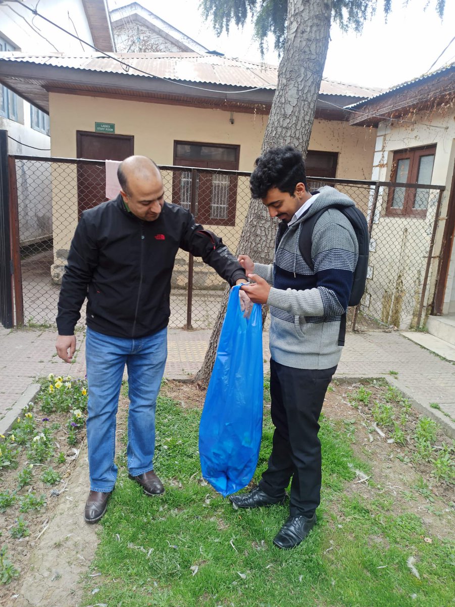 nss_icsc's tweet photo. ISLAMIA COLLEGE OF SCIENCE &amp; COMMERCE, SRINAGAR on 18th of March 2023 (Saturday) along with Principal of the college Prof (Dr.) Sheikh Ajaz Bashir flagged off the event at 10:00am from Campus and highlighted the significance and objectives of ongoing "Cleanliness drive". https://t.co/EKzq6F2FoM