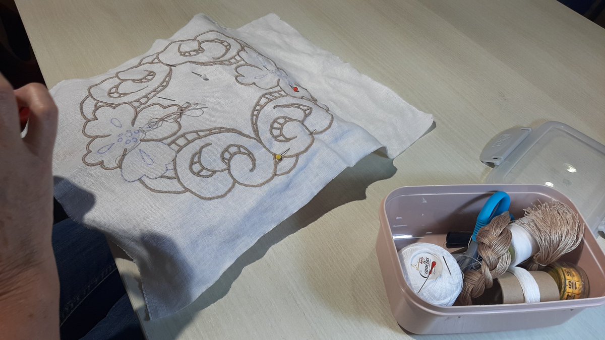 Artenerife_'s tweet photo. #FORMACIÓN Plan Formativo en Artesanía 2023 @CabildoTenerife 
👉Curso Iniciación Bordado en @MAITenerife
👉Artesana docente: Carmen Gloria Rodríguez Rocha #Artesanía #Tenerife https://t.co/BMMfNu0YWF
