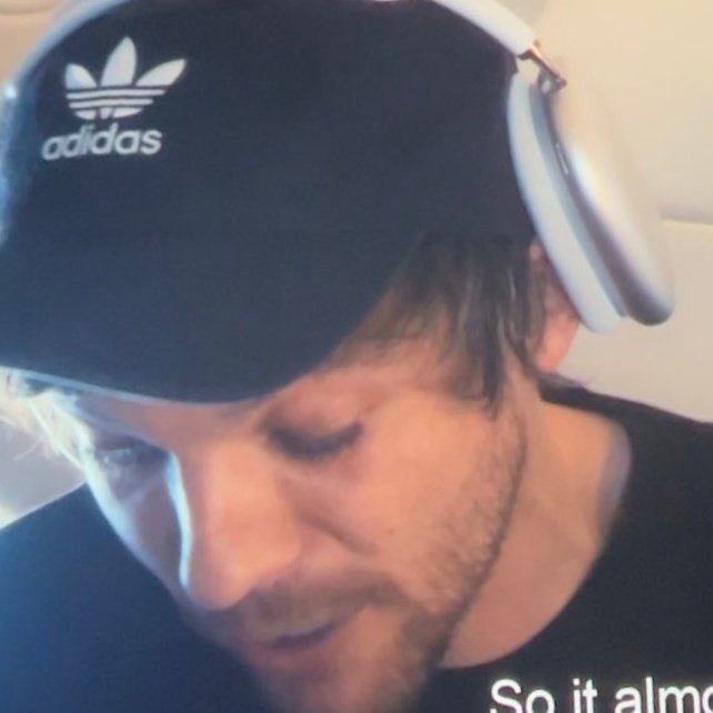 SugarWatercolor's tweet photo. Matching headphones ????😭😭 https://t.co/6YWJn4yHeh