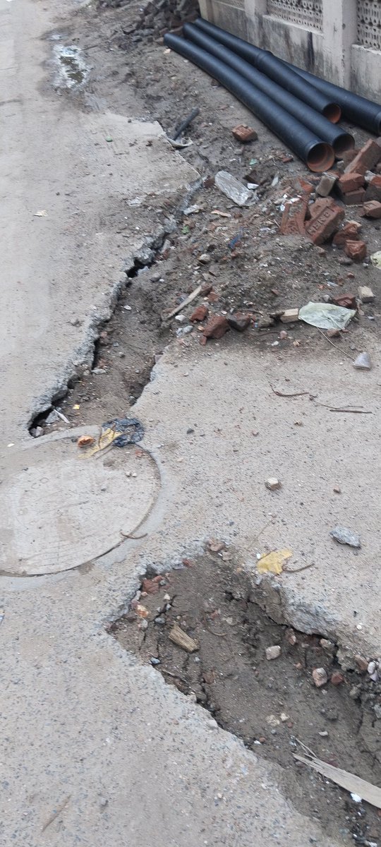 sandip_saurabh's tweet image. बढ़िया सड़क को नमामि गंगे परियोजना के तहत खोद दिया गया है। एक सप्ताह से परेशानी हो रही है सब लोगों को। जिम्मेदार लोग ध्यान दें। ऐसे बनेगा स्मार्ट सिटी, स्वच्छ सिटी पटना?  नगर निगम  थोड़ा ध्यान दें। यह स्थिति बुद्धा कॉलोनी राजप्रिया अपार्टमेंट के पास की है।