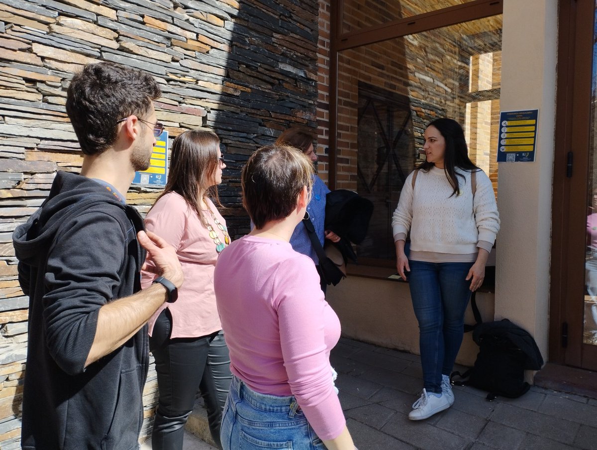 laruecaas's tweet photo. #feriadeproyectos #JornadasProfesionales Conociendo el gran trabajo que realizamos en todos nuestros centros y proyectos #equiposextraordinarios https://t.co/1ZMiWXJOrQ