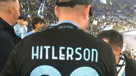 DeerEwan's tweet photo. Il tifoso tedesco con la maglia "Hitlerson" poteva essere simpatizzante di qualsiasi squadra. E invece...
#Hitlerson https://t.co/3Nki6zbkej