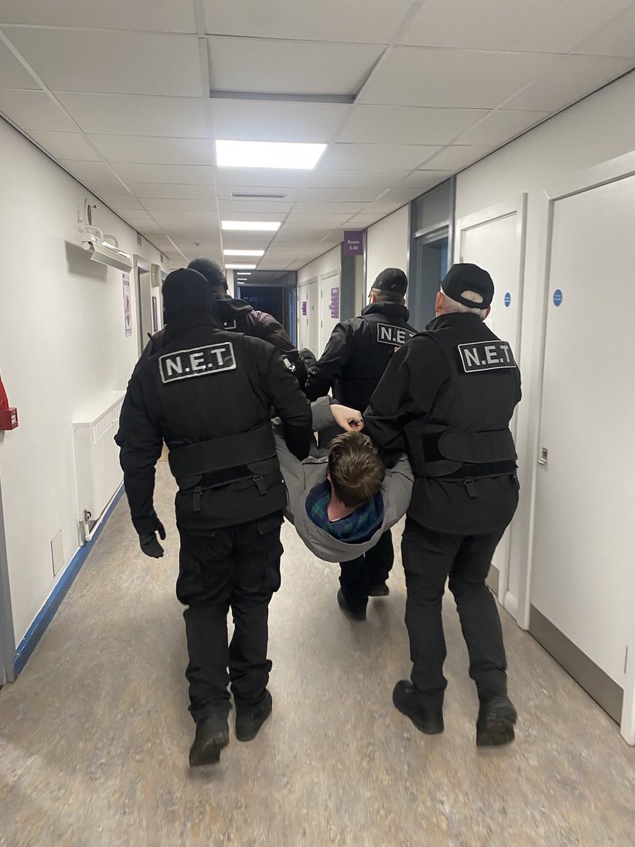 frasermcguire_'s tweet photo. Evicted by bailiffs from an occupied UoM building at 6am, down to support @UM_UCU @ucu on the pickets at 8am! 

Students and staff are fighting the marketisation of higher education together ✊ https://t.co/F6SRTudqel