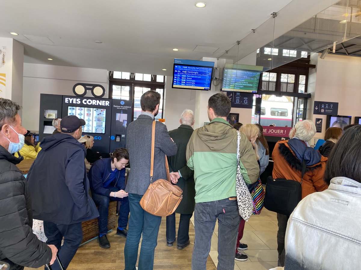 Les manifestants ont quitté les voies de la gare de Nice. La circulation des trains va pouvoir reprendre. Certaines liaisons affichent jusqu’à 40 minutes de retard #reformesdesretraites
