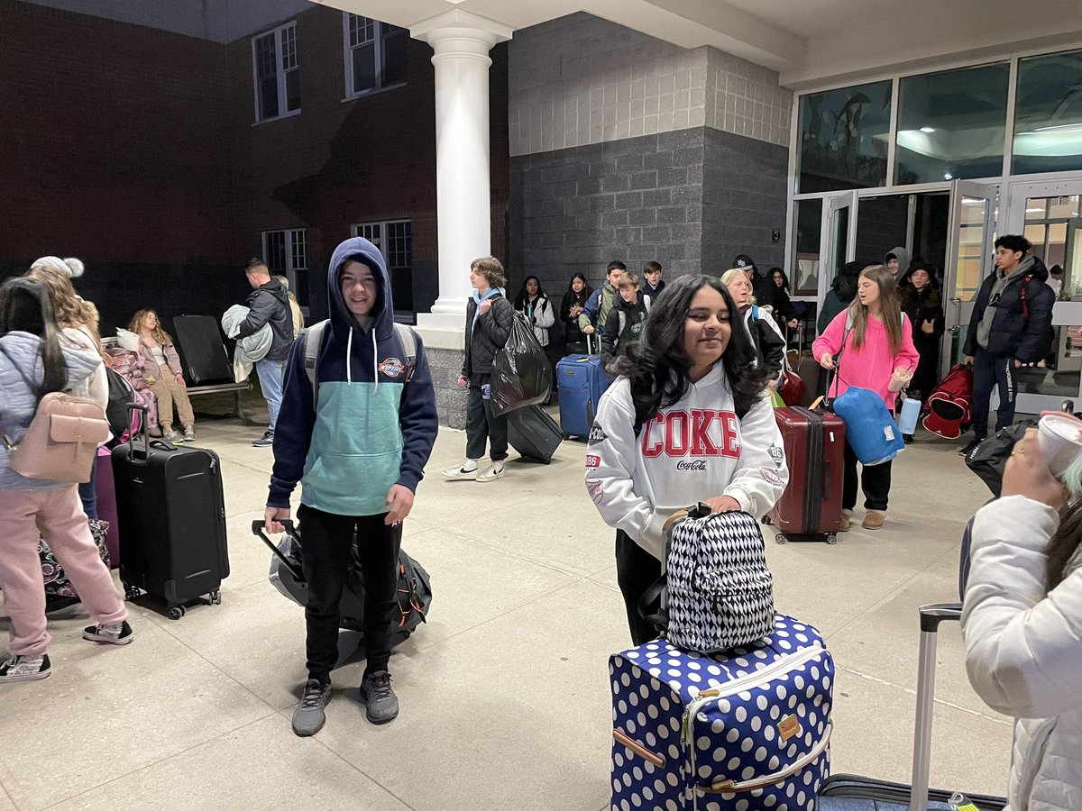 SingleVickie's tweet photo. And they are off to Frost Valley @HamptonBays_MS https://t.co/d60Hg9Ee2V