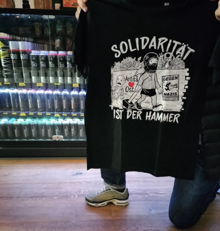 im späti in der lenaustaße 5 in berlin-neukölln gibts jetzt soli-shirts von berlin straight edge. 

einnahmen gehen 100% an lina und alle anderen von repression betroffenen antifas.

instagram.com/blnsxe
