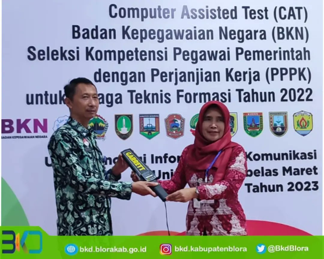 BkdBlora's tweet photo. 22/03/2023, Penyerahan metal detector dr Kepala BKPSDM Kabupaten Semarang kepada Kepala BKD Kabupaten Blora sebagai tanda bahwa penyelenggaraan seleksi PPPK Tenaga Teknis selanjutnya beralih ke Kabupaten Blora. https://t.co/nuYbf2Na8Q