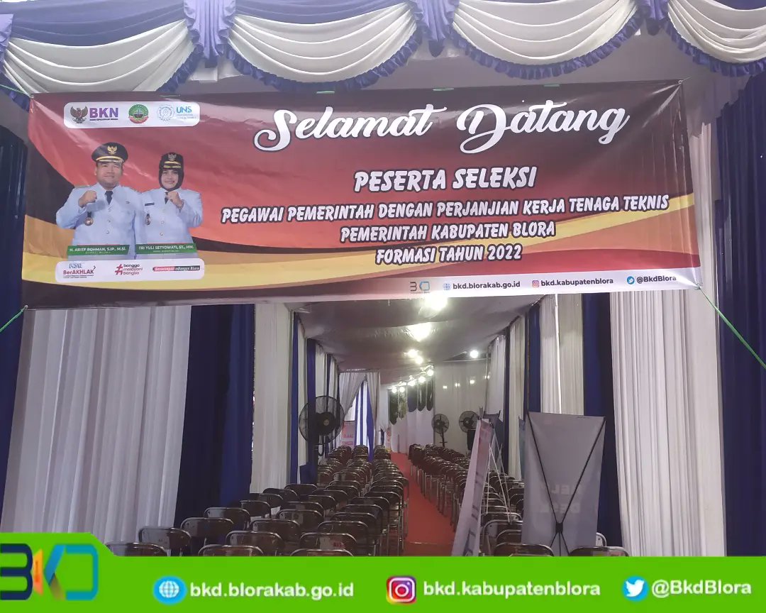 BkdBlora's tweet photo. 22/03/2023, Penyerahan metal detector dr Kepala BKPSDM Kabupaten Semarang kepada Kepala BKD Kabupaten Blora sebagai tanda bahwa penyelenggaraan seleksi PPPK Tenaga Teknis selanjutnya beralih ke Kabupaten Blora. https://t.co/nuYbf2Na8Q