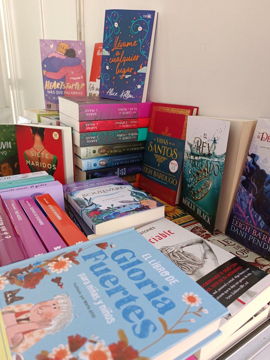 ErizoPapel's tweet photo. ✅Hoy empieza la Feria del Libro de Tomares y estamos en plena tarea de montaje. Te esperamos desde las 17:30h. https://t.co/MS9C2iIfoo