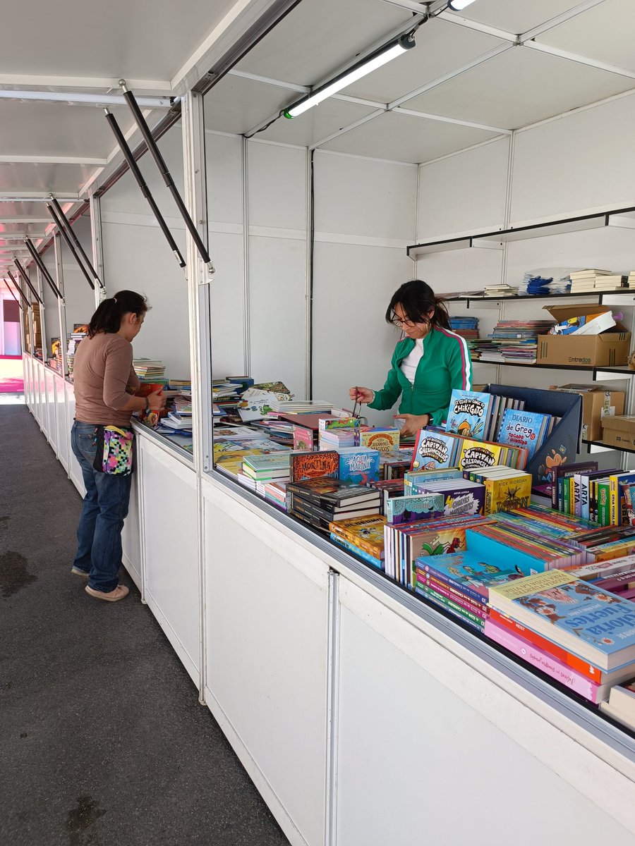 ErizoPapel's tweet photo. ✅Hoy empieza la Feria del Libro de Tomares y estamos en plena tarea de montaje. Te esperamos desde las 17:30h. https://t.co/MS9C2iIfoo