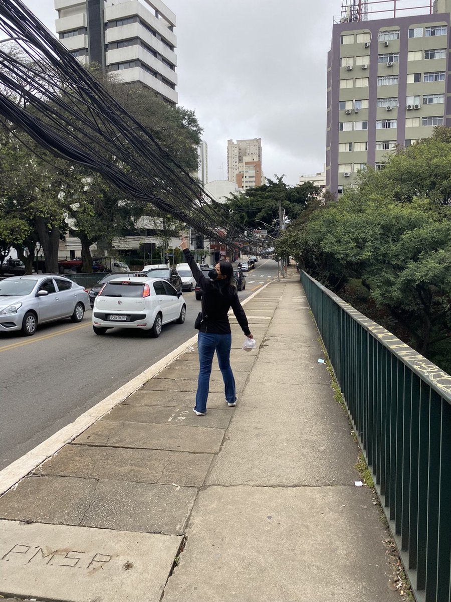 ngbrito's tweet photo. #BDSP e esses fios na Rua Cubatão? Eles estão a menos de 2 metros de altura. Acho que só vão arrumar quando acontecer um “acidente” https://t.co/sI7BU5qai4