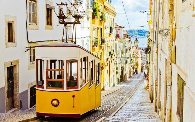 cheriefmrouen's tweet photo. Bientôt sur #ChérieFM, gagnez votre séjour à Lisbonne 🇵🇹 😍😍
Découvrez la ville à l'honneur de la Foire de Rouen 2023‼
Vous êtes prêt(s) ⁉ https://t.co/ANVu5ONBl8