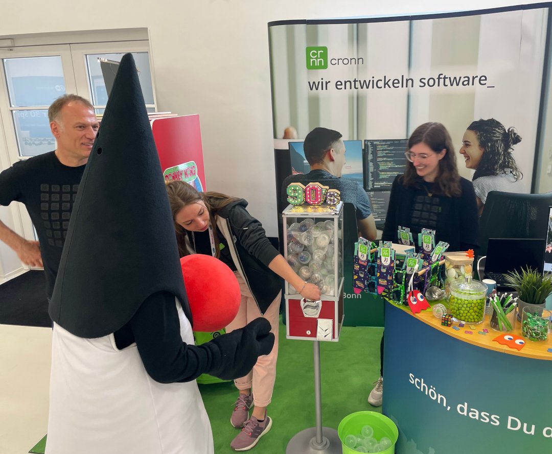 cronnGmbH's tweet image. Die @JavaLandConf wird immer besser!

Nicht nur, dass Ihr in Scharen zu unserem Stand strömt – jetzt haben wir auch noch Besuch von Duke persönlich bekommen! 💚🤩

Was er wohl in seiner Kapsel hatte?

#cronn #Java