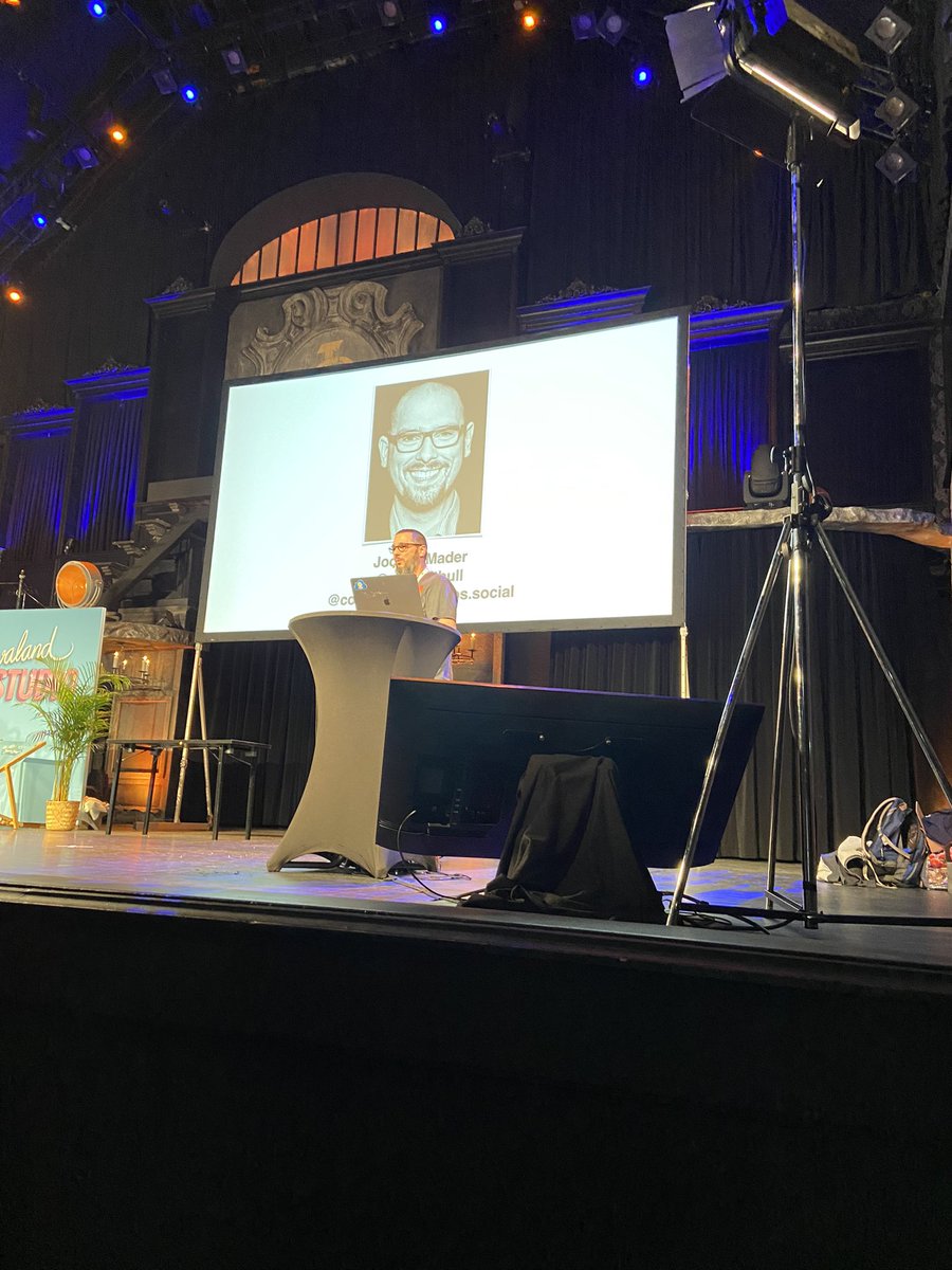 Next talk from <a href="/codepitbull/">🖖Jochen Mader 🇪🇺 | @codepitbull@chaos.social</a> about supply chain security. Great to see an old colleague again on stage