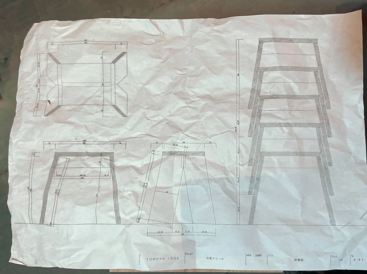 庫のためのスツール
工事現場で廃材として出た合板を貰い受け、材料として使用。
その半端な大きさの材料からスツールを構成する部材を取り出すため、それぞれ小さな部材寸法となるよう設計。
小さな部材からつくり、小さなスペースで置いておける、小さなお店にぴったりのスタッキングスツール。