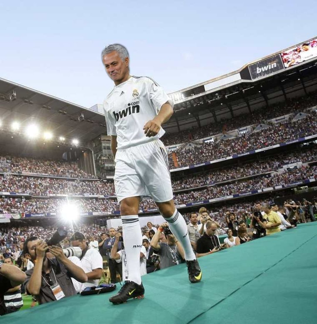 DonShelby_'s tweet photo. Yo no sé de dónde ha salido la información de que viene Mourinho pero me pone tanto sólo pensarlo que espero que su presentación sea así:

Ochenta mil almas cantando 'José Mourinho, José Mourinho, José Mourinho'' con sus ochenta mil bufandas correspondientes ondeando el aire.

Y otras cuarenta mil almas con sus respectivas bufandas que se han quedado sin entrada en los aledaños del Nuevo Bernabéu.

La mayor y mejor presentación de la Historia. Se lo merece. Nos lo merecemos.