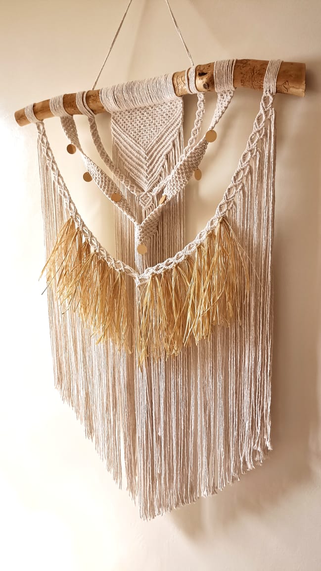 AhdMakrame's tweet photo. la création ✨GOLDEN MAZE✨ est une pièce unique et artisanale qui incarnent l'esprit de la vie bohème, où l'imperfection et l'authenticité sont valorisées. Les accents dorés en Raphia ajoutent une touche de glamour et de sophistication à cette création. https://t.co/WC04L5tUqo