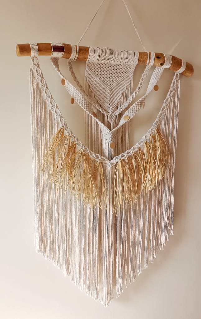 AhdMakrame's tweet photo. la création ✨GOLDEN MAZE✨ est une pièce unique et artisanale qui incarnent l'esprit de la vie bohème, où l'imperfection et l'authenticité sont valorisées. Les accents dorés en Raphia ajoutent une touche de glamour et de sophistication à cette création. https://t.co/WC04L5tUqo
