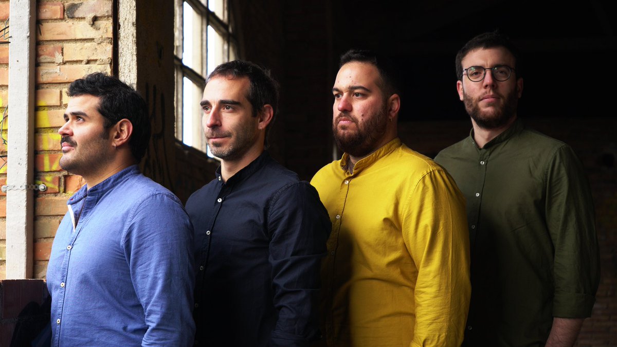 En aquests 10 anys de vida hem pogut fer molta música, tocar a molts llocs i compartir moments amb companys que ens han fet crèixer més com a músics.

Tenim ganes de dir-vos que per celebrar aquests 10 anys de vida entrarem a l’estudi i gravarem el nostre tercer disc!