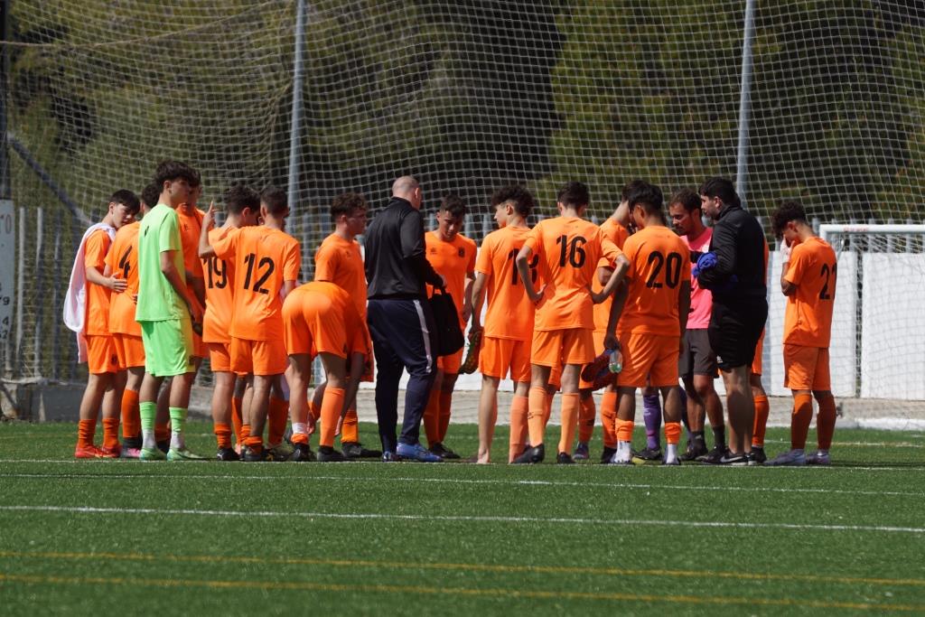 #juvenilpreferente I La anterior semana vimos un partido frenético🆚 
<a href="/CD_GENOVA/">C.D. Génova</a>
 ⚽
.
Seguimos entrenando para poder dar lo mejor de nosotros la próxima semana🤟
.
Fotógrafo: Joan Mateu
.
#futbol #futbolbase #club #solofutbol #valores