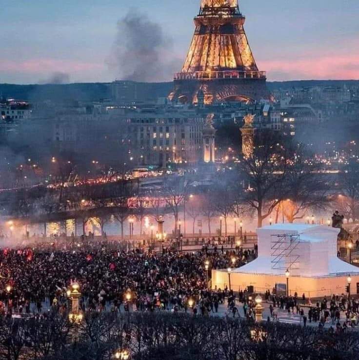 국회 표결을 건너뛰고 연금개악을 강행하려는 프랑스 정부와 이에 성난 시민들이 콩코드 광장으로 모여 들었습니다. 이곳은 과거 루이16세의 목이 잘려나갔던 장소이기도 합니다. 역사적으로도 민중을 배신한 독재자의 결말은 정해져 있습니다. 이는 프랑스만 해당되는 이야기가 아님을 강조합니다.
