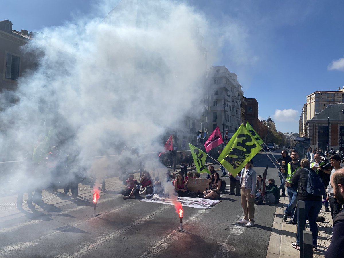 Un petit groupe de jeunes mobilisés contre la #reformedesretraites bloquent l’avenue Thiers devant la gare de Nice empêchant les automobilistes de passer