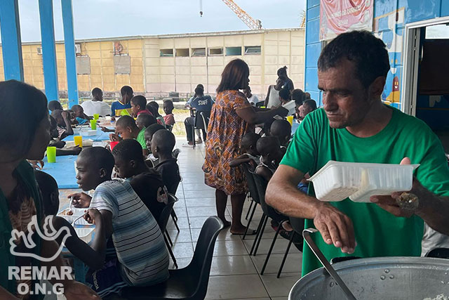 EspanaRemar's tweet photo. "Qué viaje tan especial a Remar Guinea Ecuatorial. Vemos la fidelidad De Dios que cuida de todos estos pequeños, huérfanos pero no olvidados porque el Señor hace habitar en familia a los desamparados y Remar es una gran Familia." Rebeca Díez Jiménez después de su visita a Guinea. https://t.co/BvNeAVmMsn