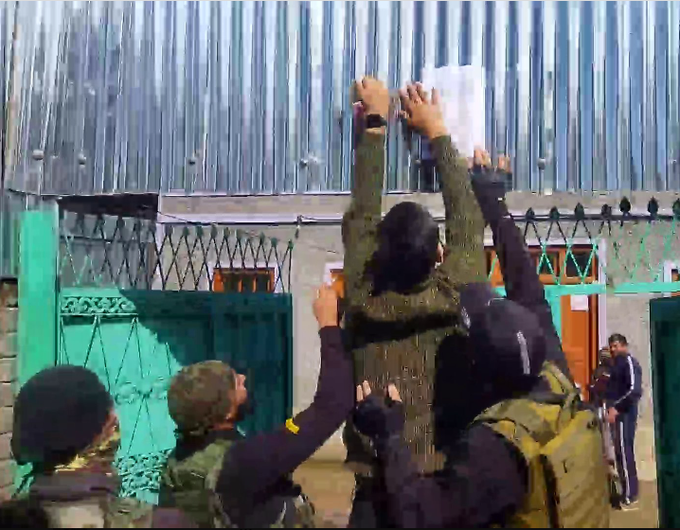 Bhat_Insha01's tweet image. Forces taking no tolerance stand against terrorism!
#Bandipora Police attaches properties of two Over Ground Workers (#OGWs) providing shelter and logistic support to terrorists in North #Kashmir’s Bandipora.
@shreyagarwal_12 @ajitsinghpundir @AdityaRajKaul