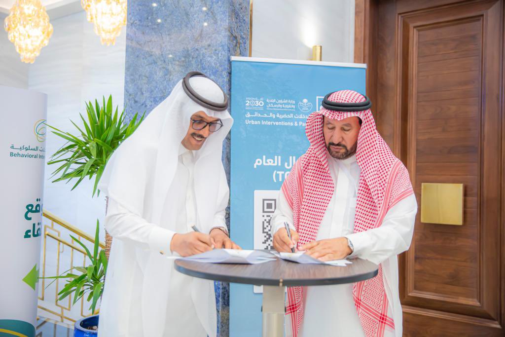 Qassimmun's tweet photo. وقع أمين منطقة #القصيم وبرعاية معالي وزير الشؤون البلدية والقروية والاسكان الاستاذ/ماجد الحقيل.

إتفاقية شراكة مجتمعية مع شركة مصنع البان الخبراء المحدودة لتربية الأبقار وانتاج وتصنيع الألبان بمبلغ (500) ألف ريال.

#مجتمع_مشارك https://t.co/qbisYvPVmn